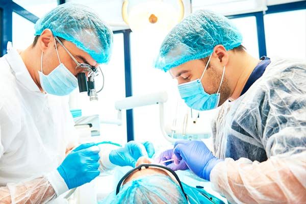 Odontólogos en cirugía dental