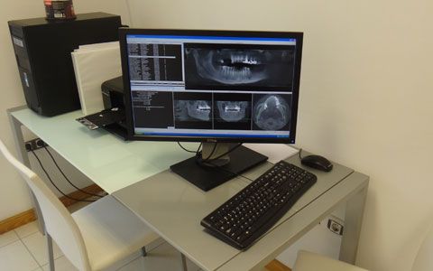 Maricarmen Romero Clínica Dental ordenador con tecnología especial para odontología 